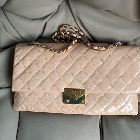 ❤️‍🔥CHANEL ❤️‍🔥QUILTED CRINKLED PATENT LEATHER CLASSIC JUMBO SINGLE FLAP BAG - Picture 3 of 15